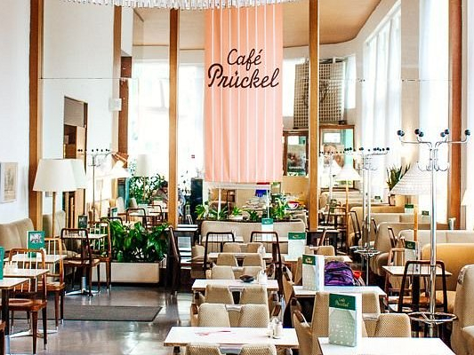 Interieur von Wiener Kaffeehaus im Stil der 50er Jahre.